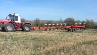 Кировец К-744Р с плугом Kuhn Challenger 9