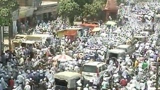Thousands attend Kejriwal's road show in Varanasi