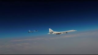 Полёт Ту-160 над Балтикой в сопровождении европейских истребителей — видео