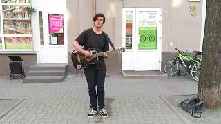 Уличный музыкант. Lil Ptaha исполняет песню: Горький "Я шоколадка Twix"