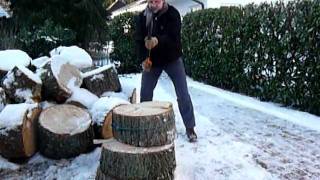 Richtig Brennholz spalten mit Fiskars Spaltaxt X25
