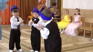 Танец "Дождика и капелек" на осеннем утреннике 2013 в младшей группе Муз рук Максюта Г  В