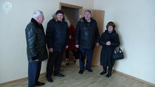 Восемь семей из рабочего посёлка Краснозёрское получили ключи от новых квартир