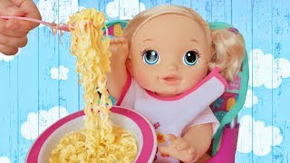 Кукла Пупсик Беби Элайв Соня Кушает. Готовим лапшу. Открываем Киндер Сюрприз Зырики ТВ
