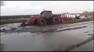 БЕЗУМНЫЕ ТРАКТОРИСТЫ ТОПЯТ ТРАКТОРА В ГРЯЗИ MAD TRAFFICKERS TURN THE TRACTOR IN