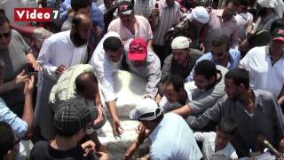 بالفيديو   الإخوان يوزعون أقنعة المعزول أمام مسجد الاستقامة