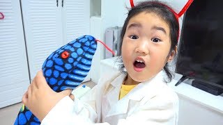 ボラムは玩具病院セットで遊んでいます！
