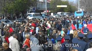 Минута молчания в Симферополе 13 апреля 2014 года
