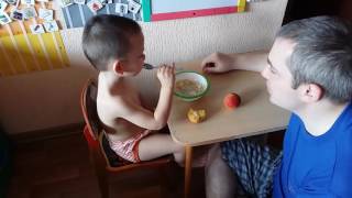 Аутизм. Учим кушать, Кормим папу.