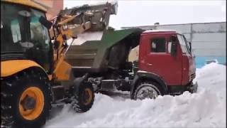 Погрузка снега, вид из кабины. Снегоотвал изнутри. Погрузка и вывоз глазами водителя и машиниста