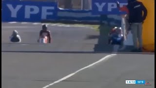 Ganó, se distrajo y terminó golpeando contra el paredón