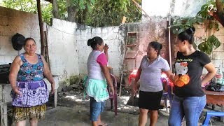 Las Mujeres Quieren Cantar Antes de Deliciar El Rico Ayote En Leche