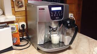 Кофемашина DeLonghi ESAM4500 делает капуччино