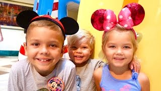 FAMILY DISNEYLAND SURPRISE!