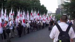 靖国神社大鳥居前にて「海ゆかば」斉唱と万歳三唱2011.8.15③