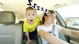 Малыш и мама сонные гуляют на ферме овец Видео для детей Kids and mom sleeping at farm sheep