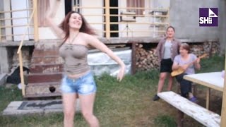 ულამაზესი ქართველი გოგოს ცეკვა სოფელში