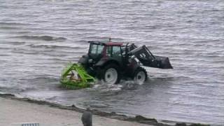 Traktor im Meer!