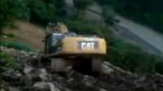 Excavator Crash CAT 330D crane Accident Driver Killed Bagger Unfall Pelle Koparka Excavadora Makina