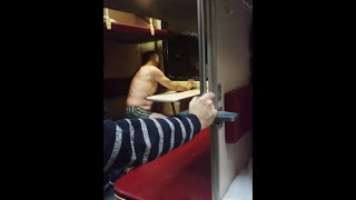 СУМАСШЕДШИЙ ПРЯМО В ПОЕЗДЕ