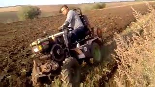 вспашка пол гектара Земли минитрактором из мотоблока/ plowing with a motoblock