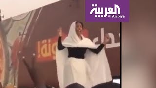 آلاء صلاح .. لقّبها رواد وسائل التواصل الاجتماعي بأيقونة الثورة