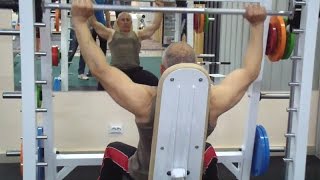 Жим штанги сидя в тренажере Смита. Упражнение для плеч