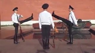 Смена почетного караула на посту №1 в Москве. Могила неизвестного солдата.