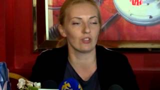 Молода дівчина, яка з усіх сил бореться, аби знову стати на ноги