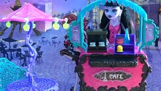 Играем в куклы Монстер Хай (Monster High) Дракулаура открыла Кафе для девчонок монстров