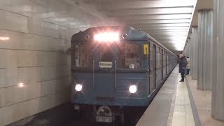 Электропоезд 81-710 "ЕЖ-3" №59 на станции метро Октябрьское Поле