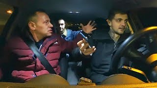 ПСИХИЧЕСКИ НЕНОРМАЛЬНЫЙ ПАССАЖИР РАЗМАХИВАЕТ КУЛАКАМИ В ТАКСИ