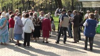 Мытищи-День победы-9 мая 2013 года-народ в парке поёт и танцует под гармонь
