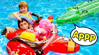 Крокодил в Бассейне! Бьянка и Маша Капуки плавают с игрушками. Привет, Бьянка!