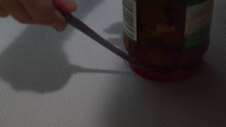 Как открыть банку с винтовой крышкой без ключа
