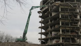 Soeren66 - Bagger LIEBHERR 954 Longfront beim Abbruch der BP Zentrale