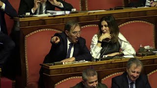 Manovra, stop a cannabis light: in aula è bagarre. La Russa a senatore 5 Stelle: ''Drogato!''