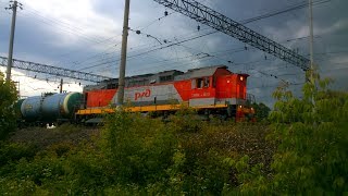 Маневровый тепловоз ТЭМ14-0013 с грузовым поездом