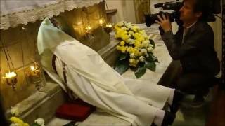 Извлечение миро из гробницы Св.Николая Чудотворца 9 мая 2014 Бари, Италия