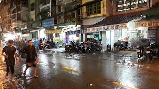 MƯA LỚN, NGƯỜI SÀI GÒN DI CHUYỂN DƯỚI MƯA RA SAO?