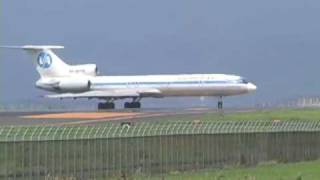 出雲空港の滑走路をギリギリで飛び立つTu-154　2002.7.12
