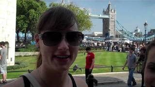 Robin and Alyssa on a guided London tour | London Coach Tours
