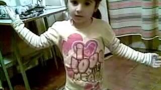 Умница дочка учит маму. "Чё за бардак, Мама?"