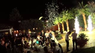 Είσοδος ζευγαριού με κόρνες , βεγγαλικά και party cannon !!!