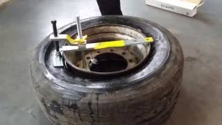 Бортоотжиматель для отжима борта грузовой бескамерной покрышки