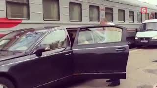 Эксклюзивно! Заезд машины Пугачевой на перрон