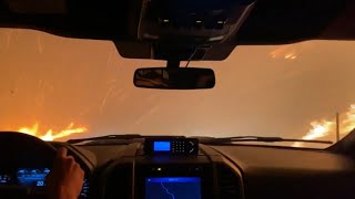 Автомобиль проехал сквозь лесной пожар в Калифорнии — видео