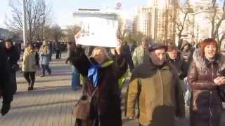 Рашисты за минуту до нападения на Женщину с украинским флагом