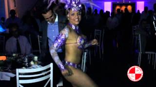 Show de bateria de escola de samba e mulatas Apito de Mestre
