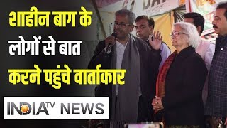 Shaheen Bagh के लोगों से वार्ताकार कर रहे बातचीत, संजय हेगड़े, साधना रामचंद्रन मौजूद